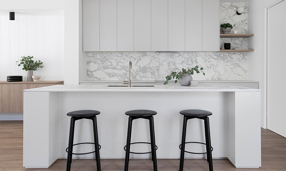 Kitchen Cabinets Fingerprint-Resistant Lacquer Finish Durable Material No-Slam Drawers for Home Kitchens