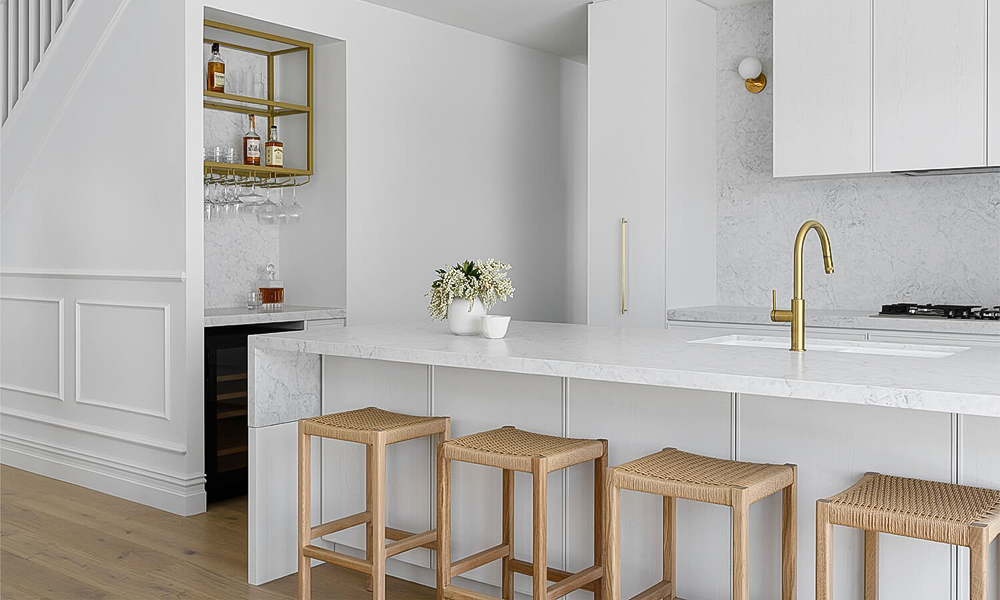 Modern Kitchen Cabinet High-Gloss Lacquer Finish Custom Design Soft-Close Drawers for Contemporary Urban Home Renovations