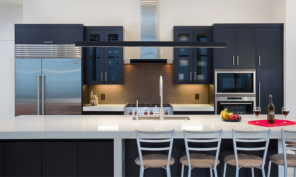 Modern Kitchen Cabinet Smooth Lacquer Finish Soft-Touch Surface Minimalist Style Adjustable Shelves for Luxury Residences