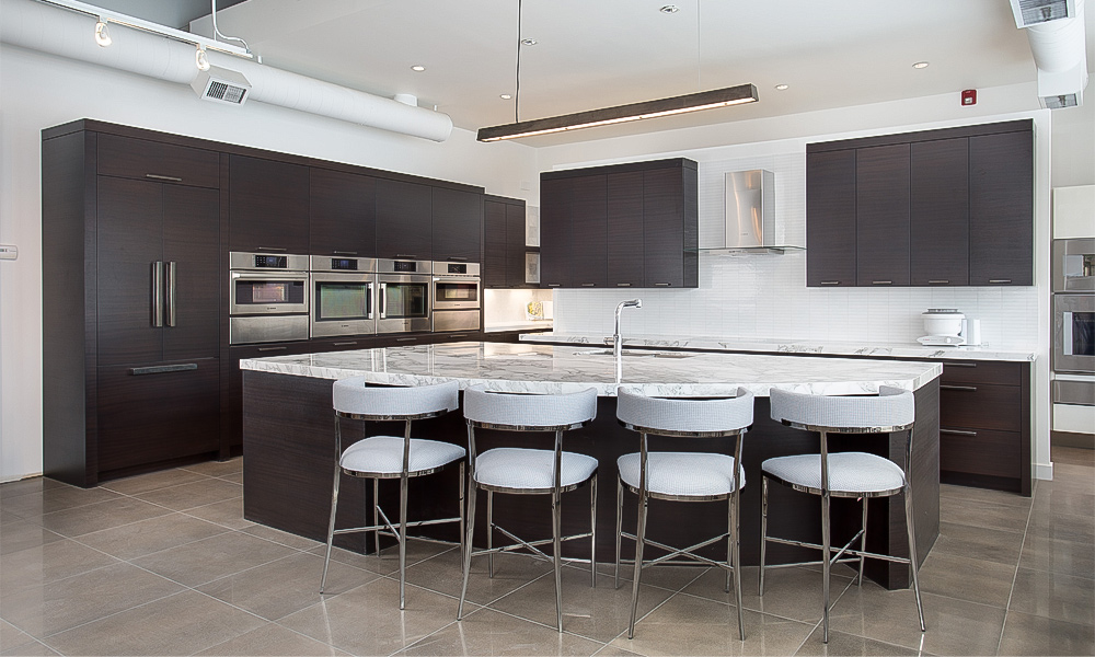 Modern Kitchen Cabinet Polished Lacquer Finish Elegant Style Adjustable Shelves Ideal for Contemporary Kitchen Spaces