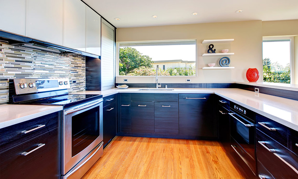 Modern U-shaped kitchen featuring dark wood veneer cabinets and a marble central island, combining elegant natural textures with a sleek, contemporary design.