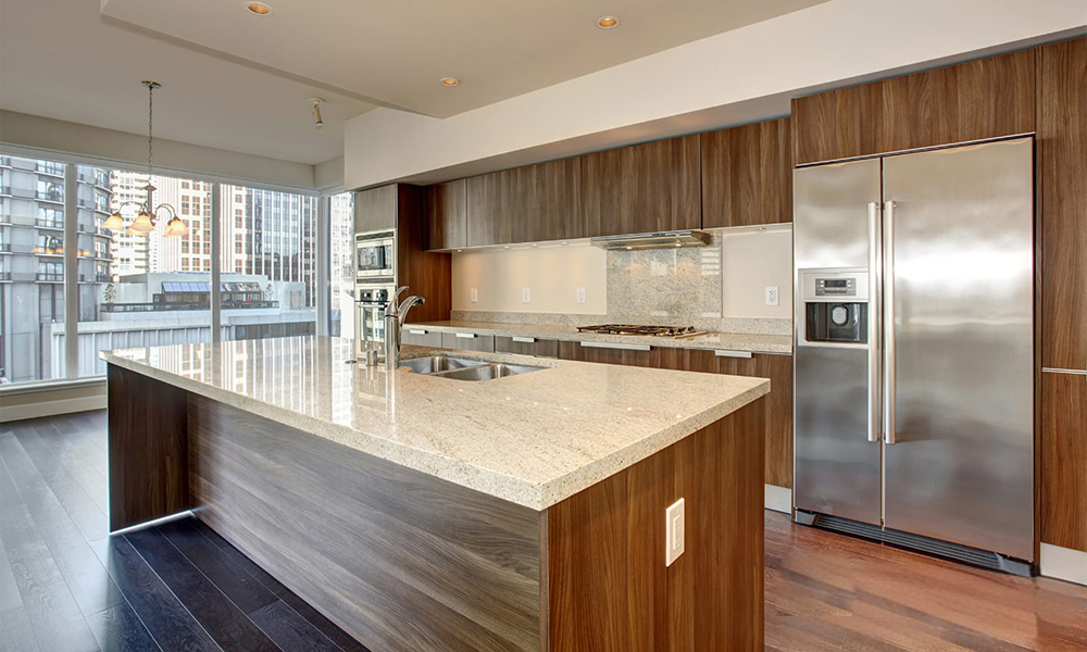Modern Kitchen Cabinet Anti-Fingerprint Veneer Coating Sleek Style High-Tensile Hinges for Contemporary Home Kitchens