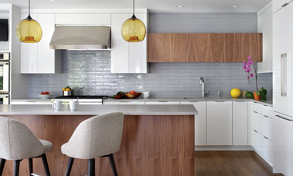 A stylish L-shaped kitchen featuring glossy white lacquered upper cabinets and wood veneer lower cabinets, along with a wood veneer central island. The combination of white and natural wood tones creates a harmonious, modern aesthetic, while the central island provides additional workspace and serves as a focal point in the kitchen.