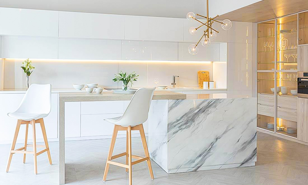 Kitchen Cabinet with Glossy Lacquer Finish Luxury Style Eco-friendly Wood Deep Drawer Systems Ideal for Modern Family Homes