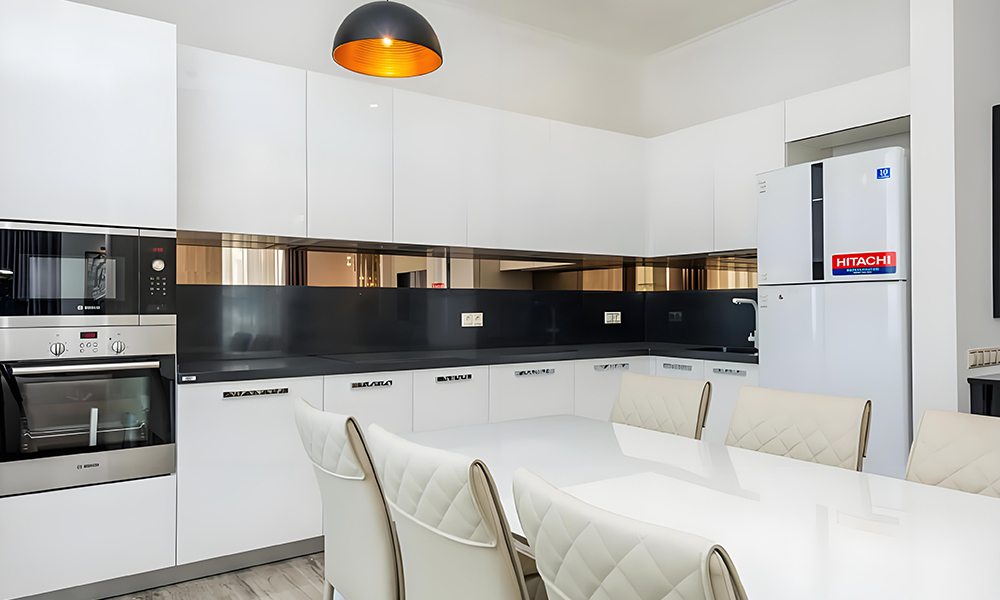 Modern Kitchen Cabinet Sleek Lacquer Finish Contemporary Style Sustainable Cupboards for Home Kitchen