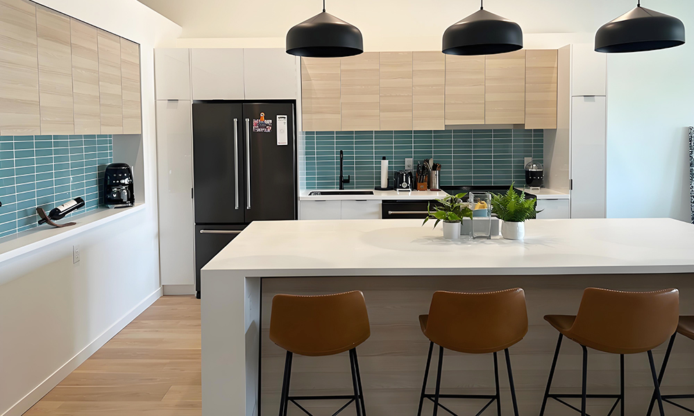 Kitchen Cabinet with Anti Scratch Lacquer Finish Stylish Style Space-saving Adjustable Pull Outs for Everyday Cooking Use