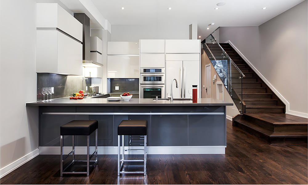 Modern Kitchen Cabinet Sleek Lacquer Finish Fingerprint-Resistant Functional Layout No-Slam Drawers for Contemporary Homes