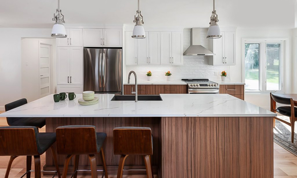 Modern Kitchen Cabinet Durable Lacquer Panels Scratch-Resistant Minimalist Design Spacious Storage for Urban Living Spaces