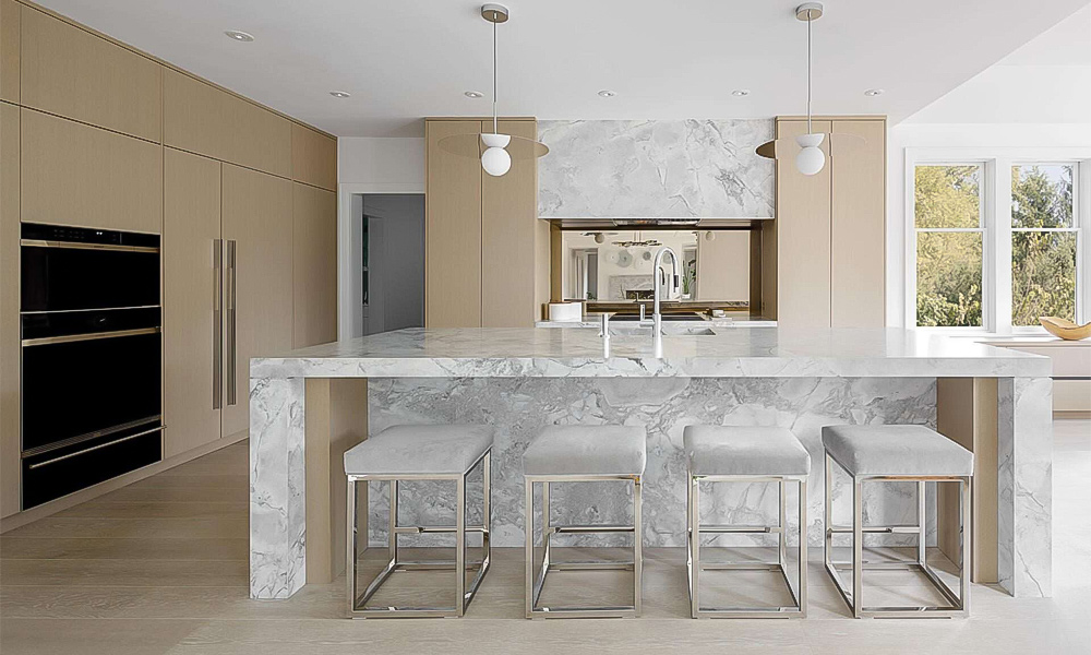 Kitchen Cabinet with Anti Scratch Veneer Surface Modern Layout Functional Design No-Slam Drawers for Customized Family Kitchens